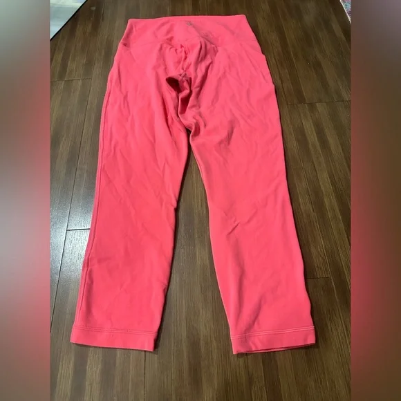 Lululemon Align High-Rise Crop 23"
Lip Gloss
W6BGLS
Double lined
Size 10 - Picture 3 of 8